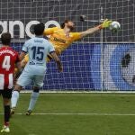 Oblak vuela para detener el remate de Yeray
