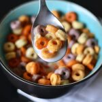 Cereales de desayuno y granolas azucaradas – Ambos suelen tener un alto contenido de azúcar. Una alternativa sería optar por ejemplo por los copos de avena, cereales de espelta integral, copos de cebada o hacer sus propias granolas en casa.