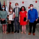 El consejero de Presidencia y Hacienda, Javier Celdrán, junto a los nuevos empleados públicos que han obtenido las cuatro primeras plazas para personas con discapacidad intelectual