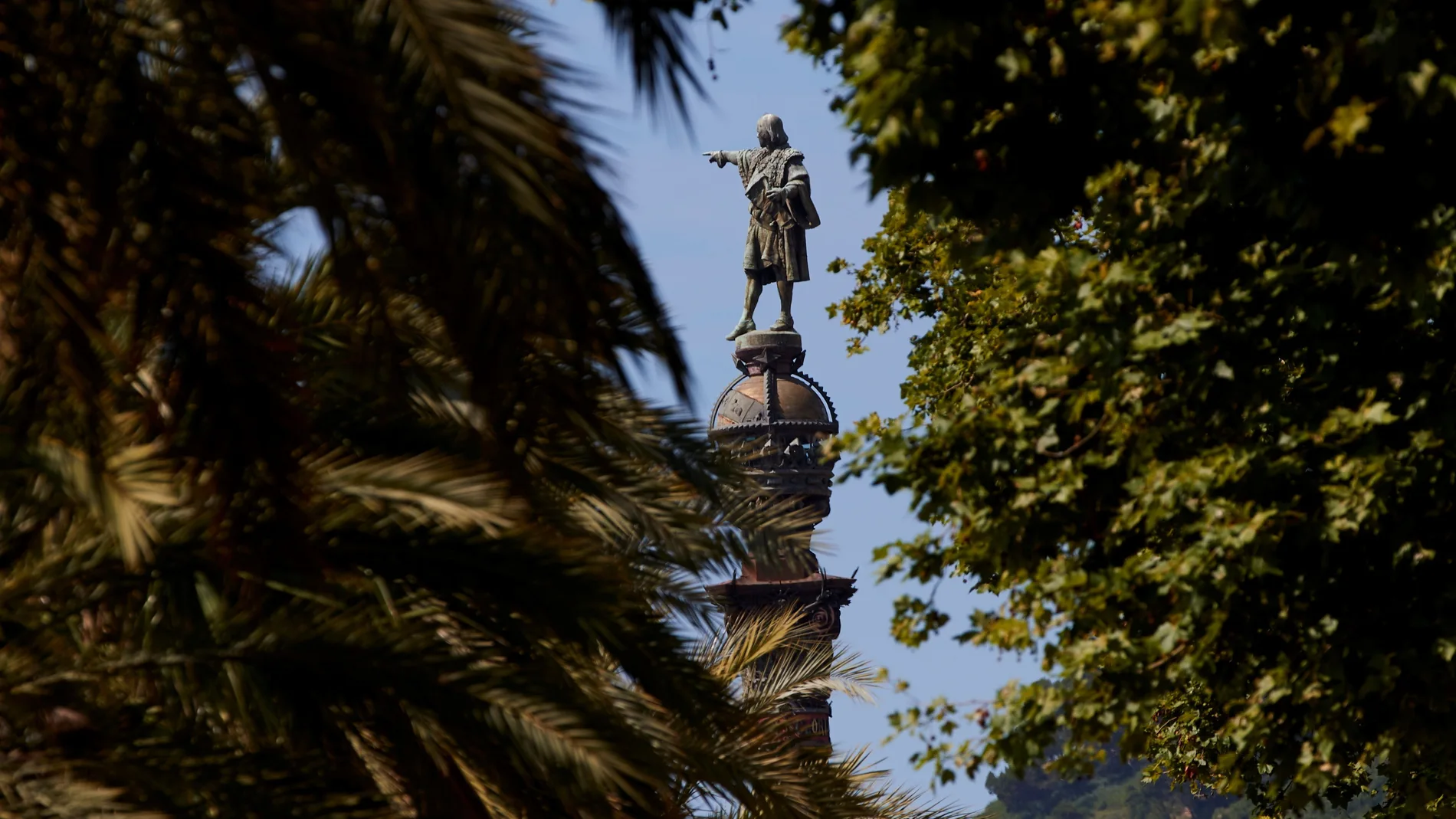 Ada Colau estudia contextualizar la estatua de Colón, pero no retirarla