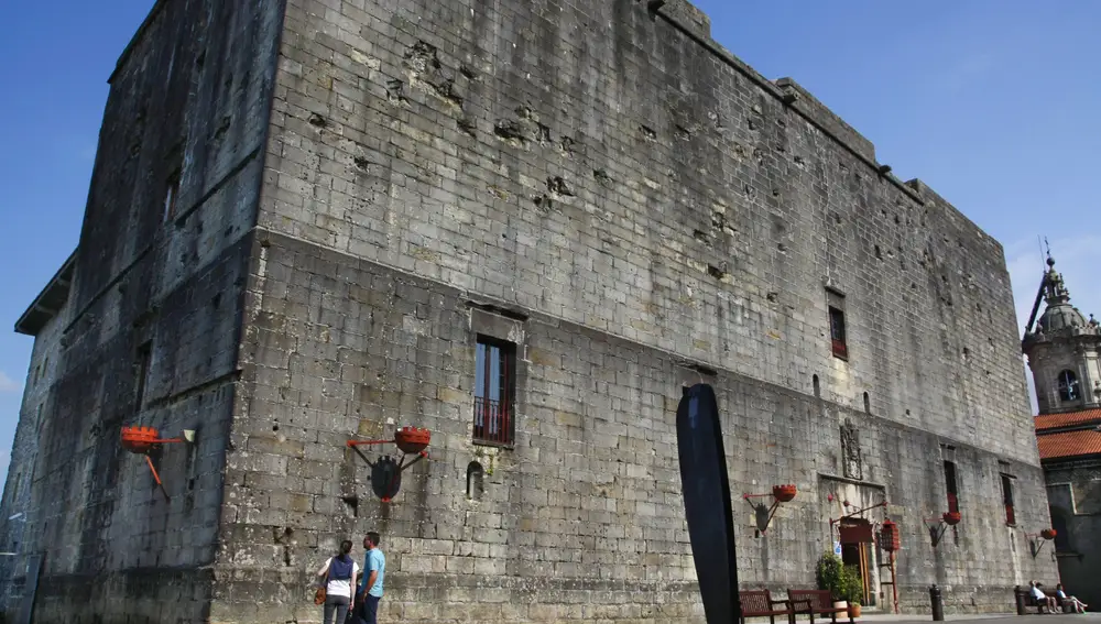 El Castillo de Carlos V, hoy convertido en Parador.