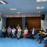 El alcalde de Huelva, Gabriel Cruz, se reúne con vecinos del Molino de la Vega para anunciar las medidas contra los okupas de la calle Macías Belmonte