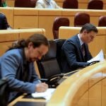 El presidente Pedro Sánchez y el vicepresidente Pablo Iglesias, ayer, compartiendo bancada en la sesión de control al Gobierno en el Senado