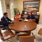 El presidente de la Fundación Caja Rural del Sur, José Luis García-Palacios Álvarez, y Mercedes Molina, presidenta de Autismo Sevilla, en la firma del convenio de colaboración