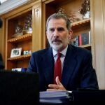 El rey Felipe VI mantiene una videoconferencia