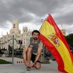 Ignacio Trillo, ayer junto al pebetero de Cibeles en memoria de las víctimas por coronavirus, justo antes de la última salida de Resiste España