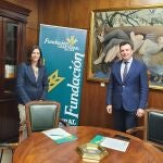 El director de la Fundación, Emilio Ponce, y la gerente de Cooperativas en Huelva, Natalia Aguilera, durante la firma del convenio