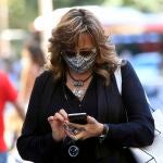 Una mujer pasea por Sevilla días antes al fin del estado de alarma