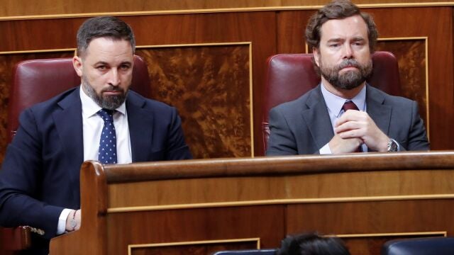 MADRID, 17/06/2020.- El líder de Vox, Santiago Abascal y el portavoz de la información, Iván Espinosa de los Monteros, durante la última sesión de control al Ejecutivo bajo el estado de alarma que se celebra este miércoles en el Congreso. EFE/ Ballesteros