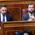 MADRID, 17/06/2020.- El líder de Vox, Santiago Abascal y el portavoz de la información, Iván Espinosa de los Monteros, durante la última sesión de control al Ejecutivo bajo el estado de alarma que se celebra este miércoles en el Congreso. EFE/ Ballesteros