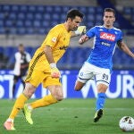 Gianluigi Buffon trata de despejar un balón en la final de Copa
