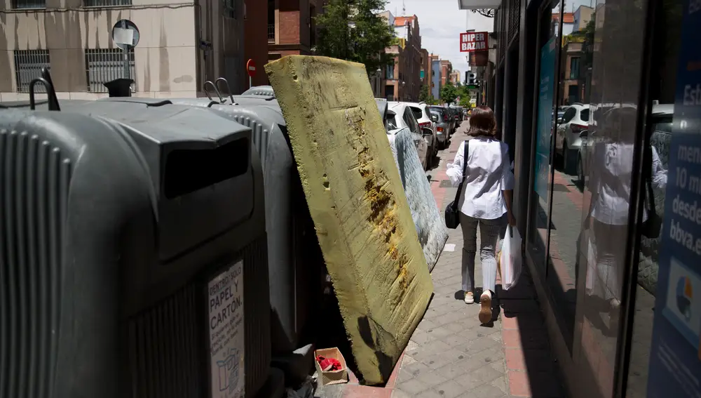 Colchones abandonados en la basura después de la pandemia del coronavirus en Madrid.