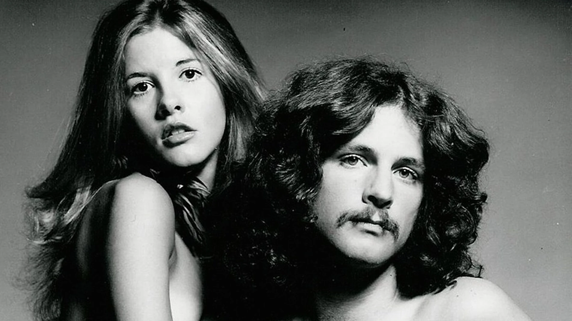 Stevie Nicks y Lindsey Buckingham en 1973, en la portada de su disco homónimo