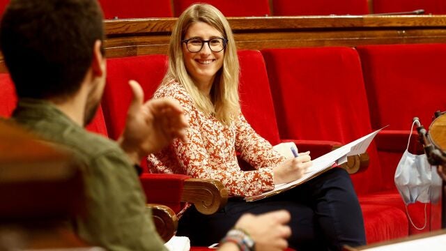La diputada de JxCat, Elsa Artadi (d) formaba parte del Parlament que admitió la proposición de reprobación de la Monarquíá