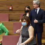 La portavoz del PP, Isabel Bonig, junto a la diputada Eva Ortiz