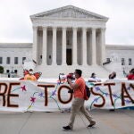 Inmigrantes se manifiestan frente al Tribunal Supremo en Washington