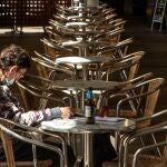 Un hombre en una terraza del centro de Barcelona