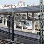 Salida de uno de los trenes AVE de la estación Joaquín Sorolla de València.