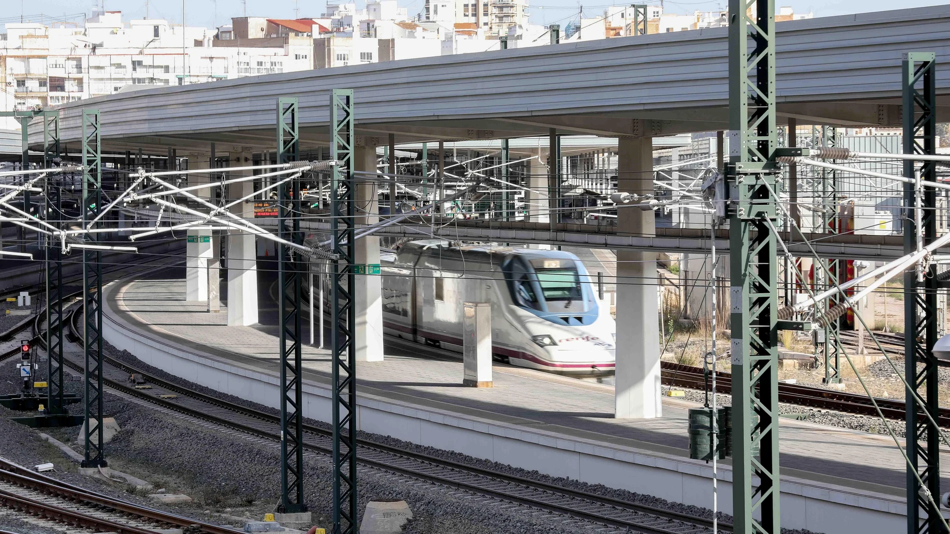 Salida de uno de los trenes AVE de la estación Joaquín Sorolla de València.