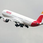 Un A340-600 de Iberia en pleno despegue