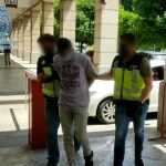 El detenido, a la llegada a los juzgados