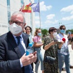 El expresidente del Gobierno murciano, Ramón Luis Valcárcel, responde a los medios a su salida del Tribunal Superior de Justicia de la Región de Murcia (TSJRM) donde ha acudido para declarar en calidad de investigado sobre las presuntas irregularidades cometidas en la construcción de la desaladora de Escombreras. En Murcia (España), a 19 de junio de 2020.19 JUNIO 2020;VALCARCEL;DESALADORA;TRIBUNAL SUPERIOR DE JUSTICIA;MURCIAEuropa Press / Europa Press19/06/2020