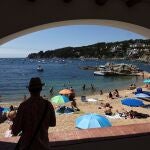Varias personas disfrutan del buen tiempo en la playa de Calella de Palafrugell