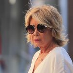La periodista Mila Ximénez por las calles de Madrid.