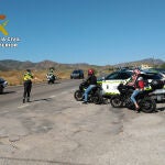 Imagen de control a motoristas realizado por la Guardia Civil
