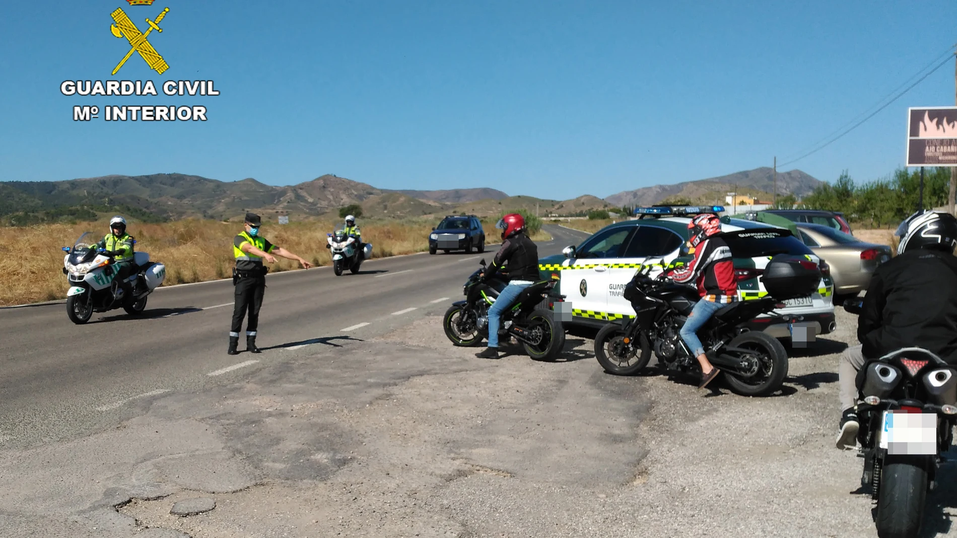 Imagen de control a motoristas realizado por la Guardia Civil
