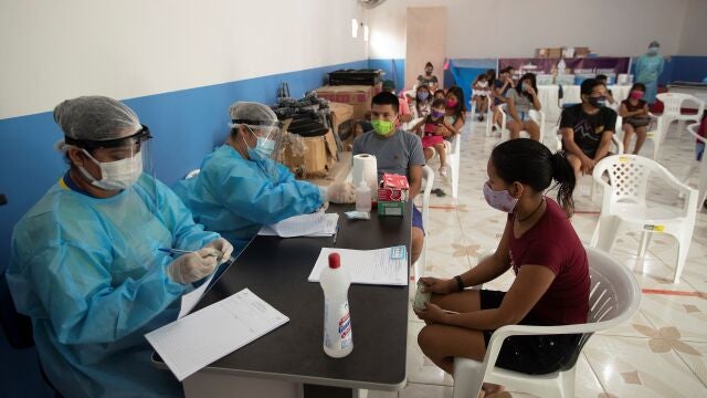 Indígenas de la etnia marubo son atendidos por médicos este sábado en Atalia do Norte (Brasil)