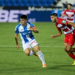 Bustinza del Leganes lucha por un balón ante Antoñin del Granada