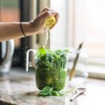 La dieta "detox" basada en el consumo de "licuados" o "zumos" no es beneficiosa para el hígado.