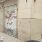 Imagen de la placa de la calle modificada, junto a pintadas de Arran