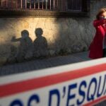 La ex presidenta del Parlament de Catalunya, Carme Forcadell, saluda a su llegada al centro penitenciario de Wad-Ras después de un permiso para realizar tareas de voluntariado.
