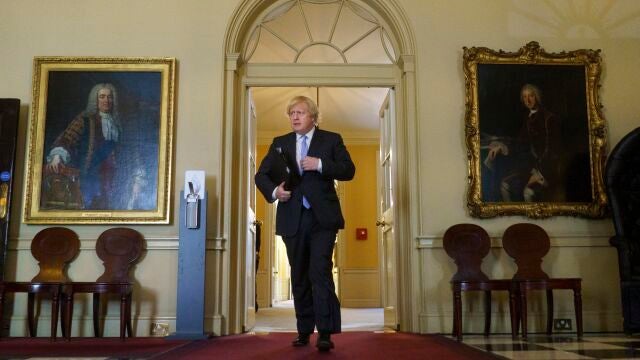 El "premier" Boris Johnson anuncia restricciones puntuales en caso de rebrotes