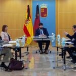 El presidente de la Comunidad de Murcia, Fernando López Miras (c), la vicepresidenta Isabel Franco (3i), y el consejero de Salud, Manuel Villegas (2d), participan en la reunión de constitución del Comité de Seguimiento posCOVID de la Región, este martes, en el Palacio de San Esteban. EFE/Marcial Guillén