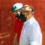Transeúntes, equipados con mascarillas, se adaptan a las medidas impuestas por las Administraciones para paliar la propagación del coronavirus