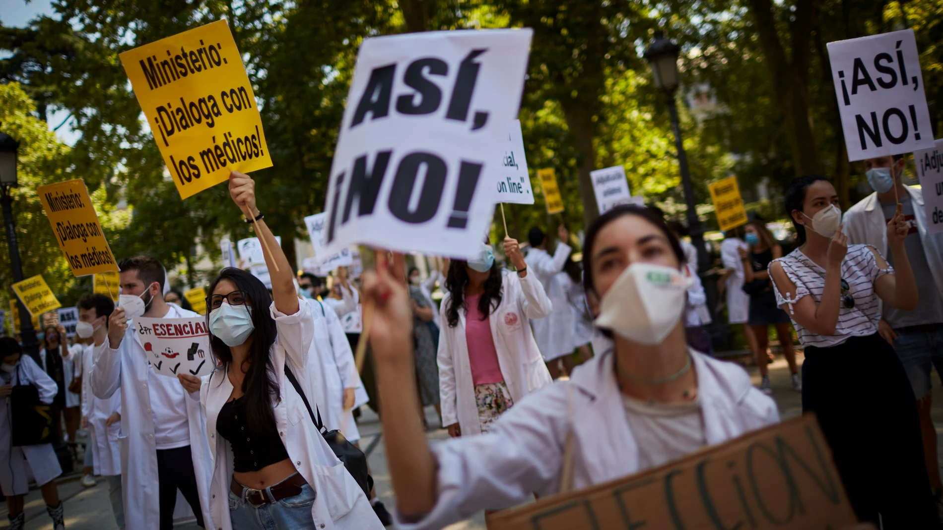 Varios residentes de medicina participan en una protesta
