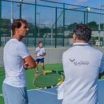 Rafa Nadal conversa con su tío Toni mientras observa un entrenamiento en su Academia de Manacor