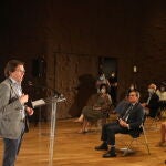 El alcalde de Madrid, José Luis Martínez-Almeida, interviene durante el acto en el Auditorio de Caixaforum en homenaje a los Comedores con Alma, una iniciativa que cuenta con el apoyo de CaixaBank y la Fundación “la Caixa”, y que este año contribuirá a sostener la actividad de 40 comedores sociales en la Comunidad de Madrid