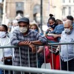 AME8388. SAO PAULO (BRASIL), 23/06/2020.- Un grupo de personas esperan en la fila para ingresar a un centro comercial, este martes, en la ciudad de Sao Paulo (Brasil). La vacuna candidata contra el nuevo coronavirus desarrollada por la Universidad de Oxford ha comenzado a ser probada en Brasil, el segundo país del mundo más afectado por la pandemia y donde los casos de coronavirus podrían superar los 10 millones debido a la elevada subnotificación. EFE/ Sebastiao Moreira