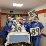 Los sanitarios posan junto a María momentos antes de abandonar el centro