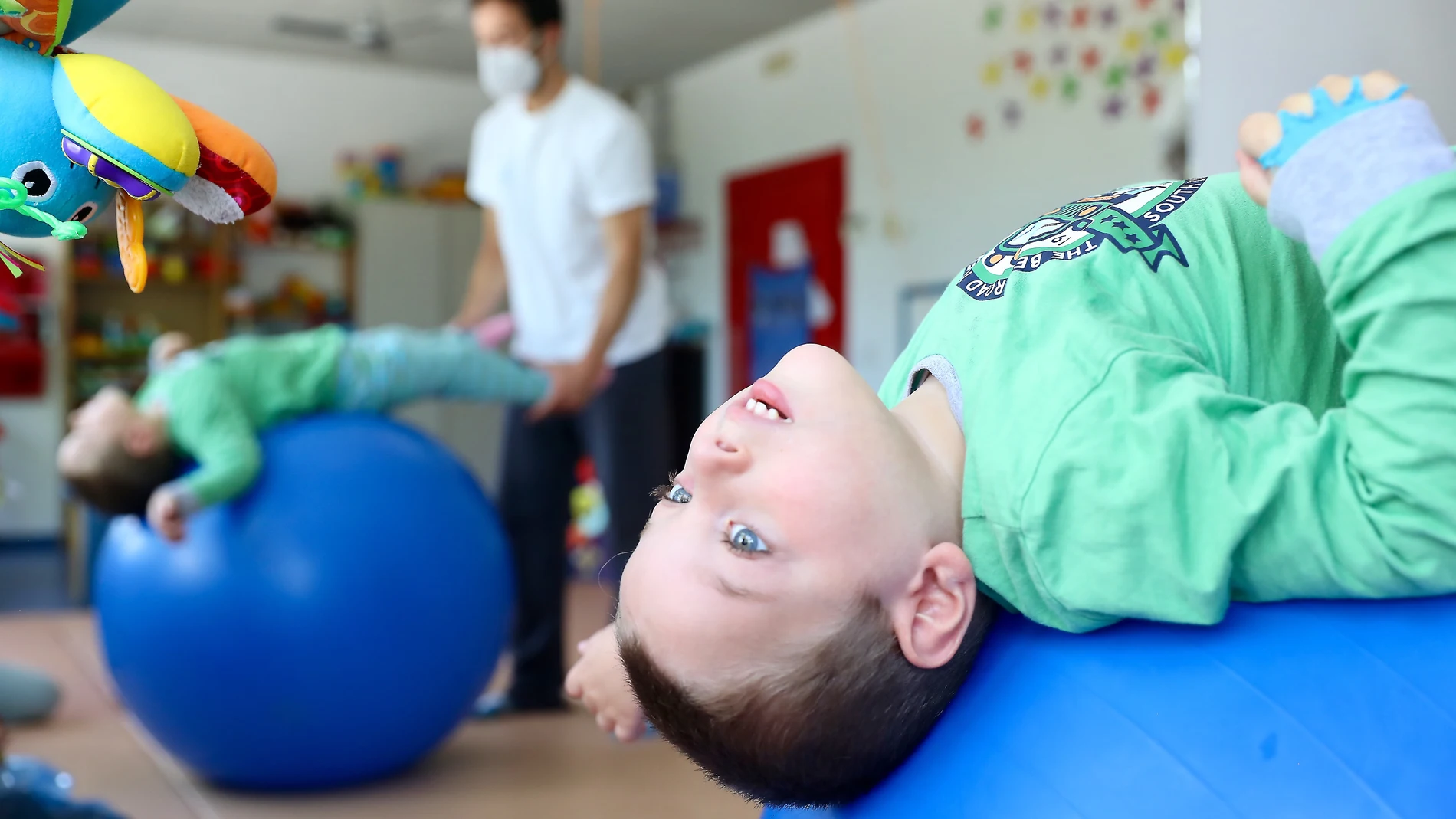 El fisioterapeuta José Torija, de la Fundación Bobath, retoma las sesiones con el alumno Alejandro Duarte tras el confinamiento