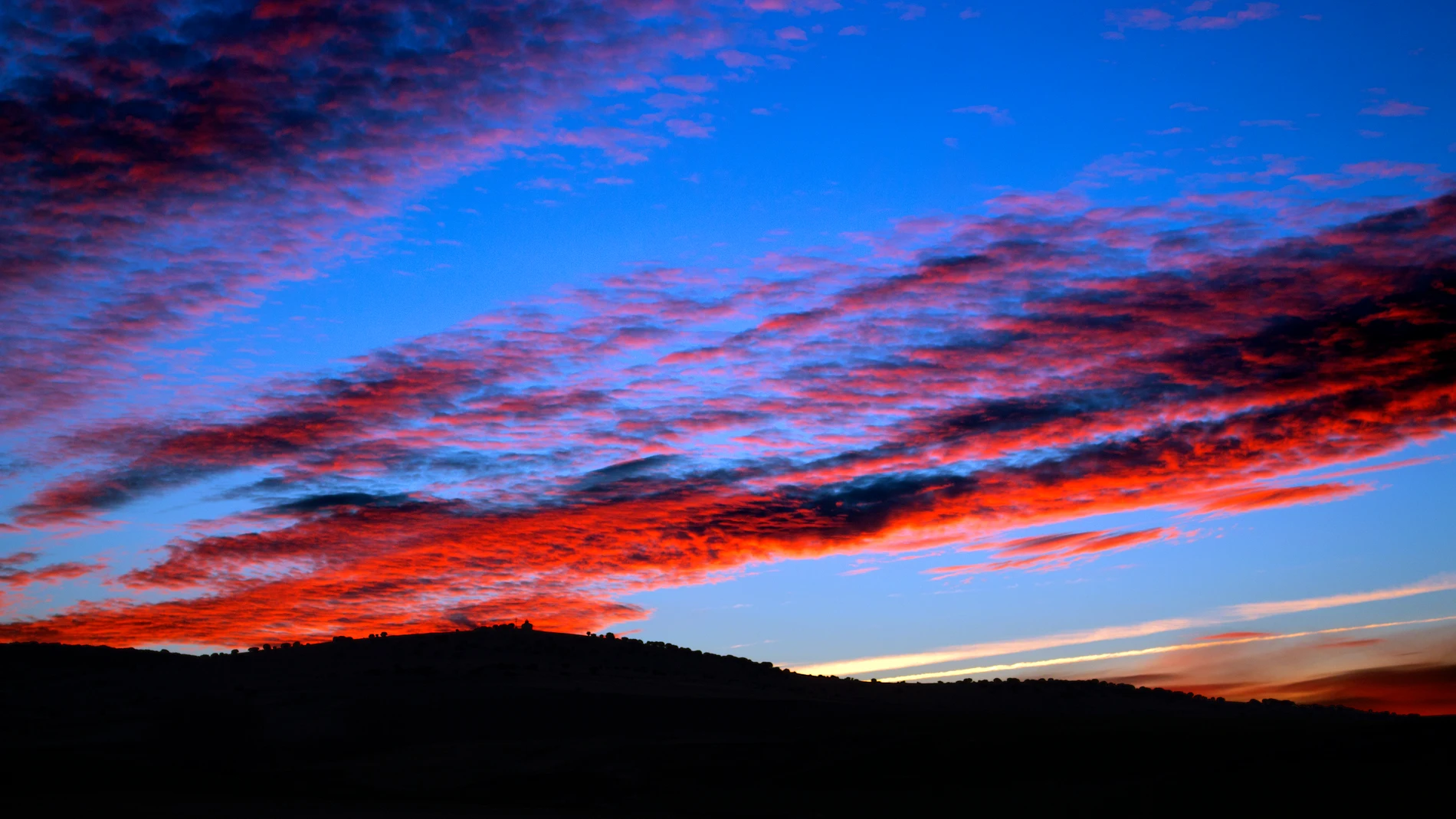 Atardecer con cielos rojizos en zona rural de Ávila