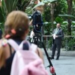 Trabajadores de locales de la estación increpan al ministro por tener que cerrar sus negocios