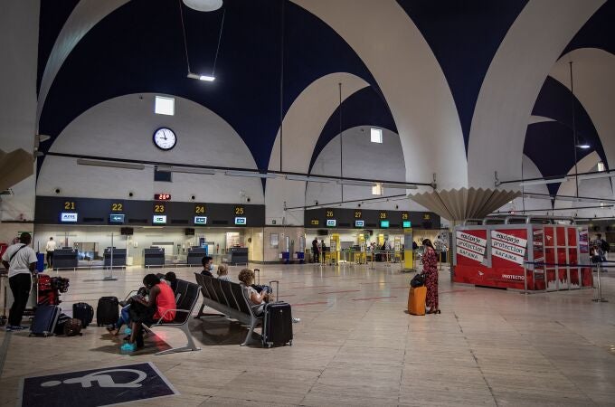 Interior del aeropuerto de San Pablo en Sevilla que ha implementado controles de distanciamiento social y sanitarios para garantizar la seguridad de los viajeros