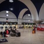 Interior del aeropuerto de San Pablo en Sevilla que ha implementado controles de distanciamiento social y sanitarios para garantizar la seguridad de los viajeros