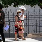 Transeúntes paseando por Sevilla tras el fin del estado de alarma