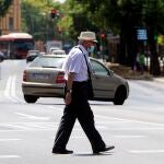 Un transeúnte pasea por Sevilla en los días posteriores al fin del estado de alarma